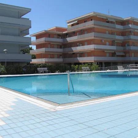 For 7 With Huge Shared Pool Apartment *