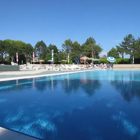 Apartment For 7 With Huge Shared Pool Bibione